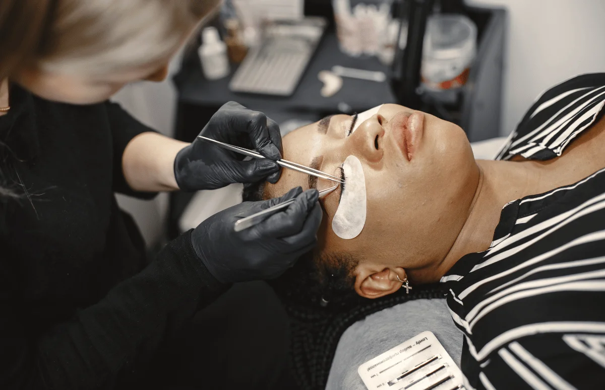 Séance d'extensions de cils