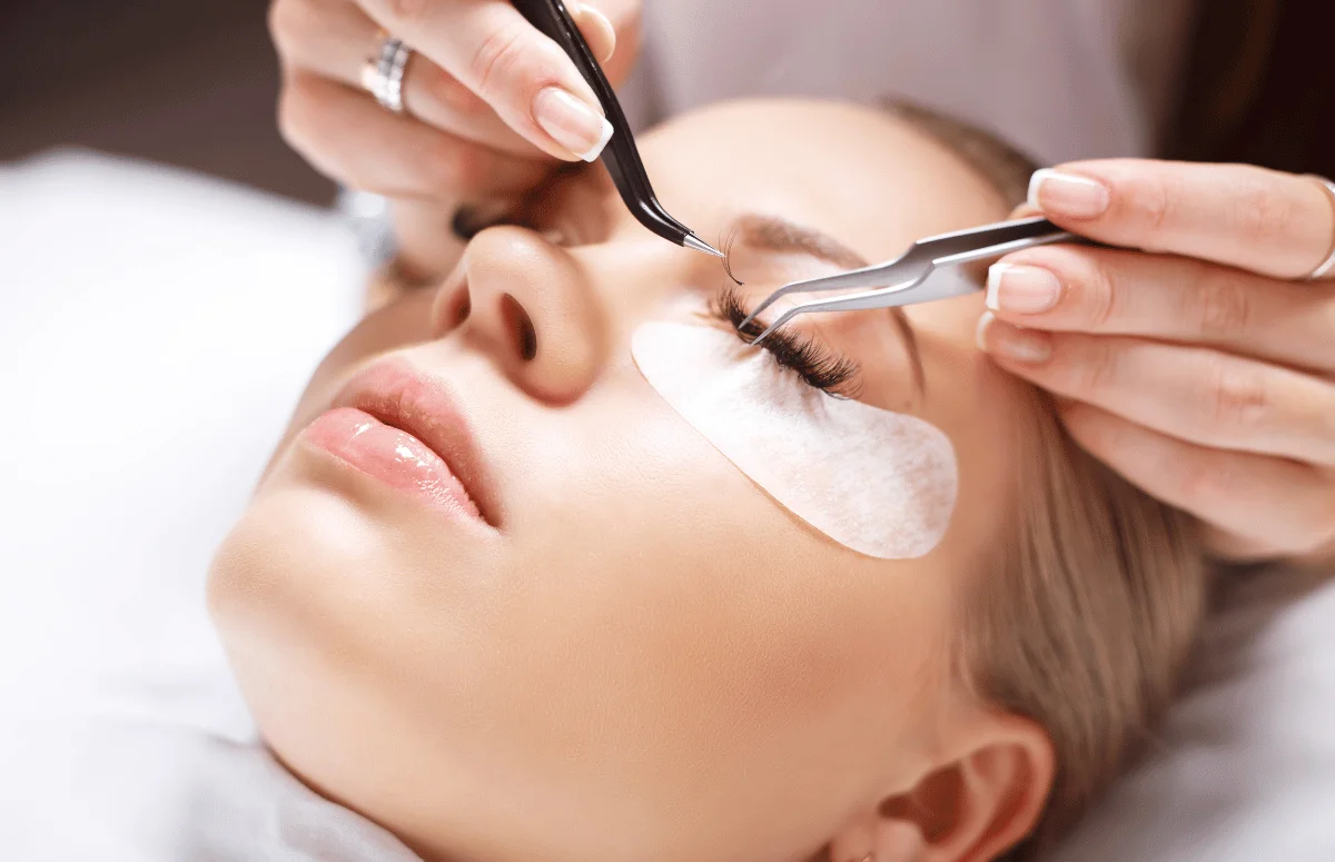 Séance d'extensions de cils