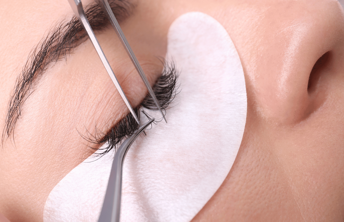 Séance d'extensions de cils