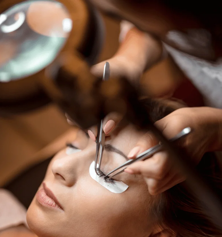 Séance d'extensions de cils
