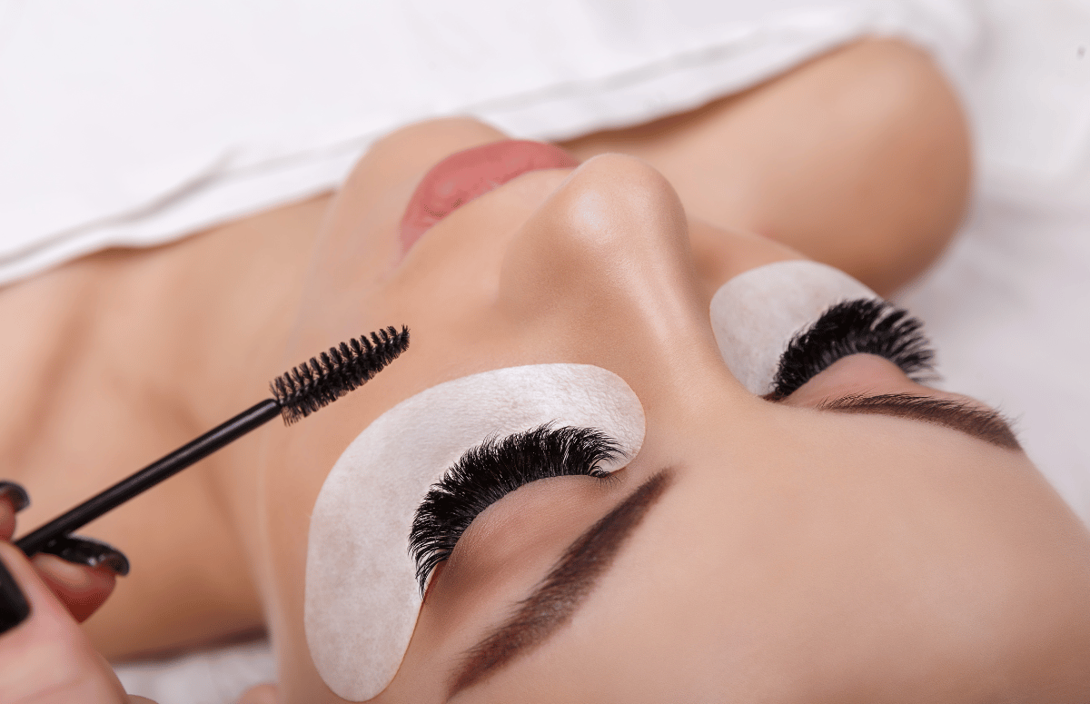Séance d'extensions de cils