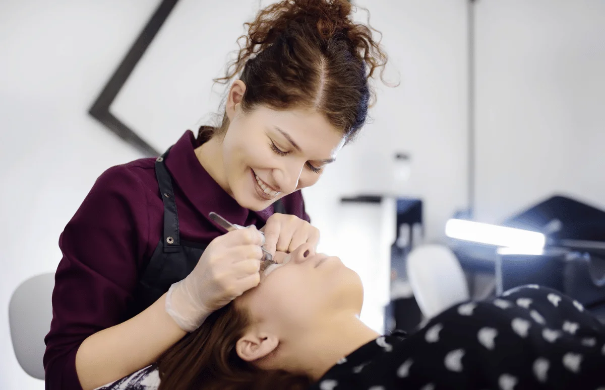 Séance d'extensions de cils
