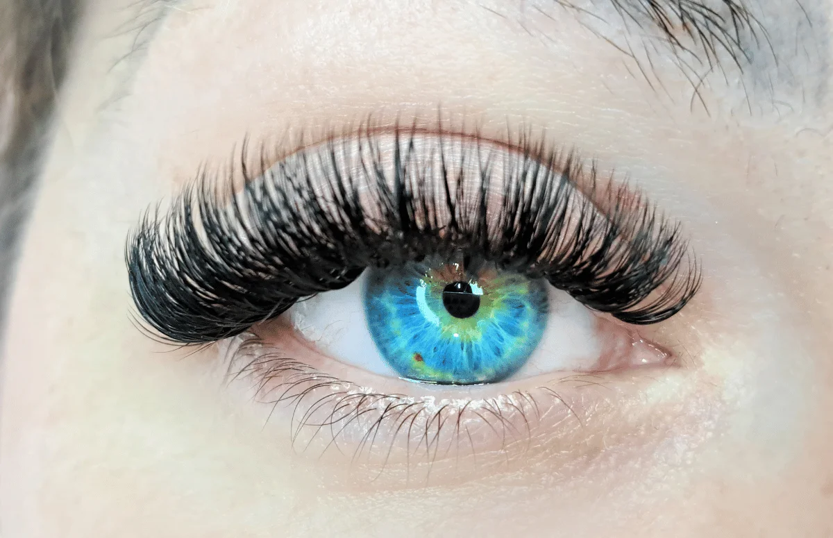 Un œil après extensions de cils