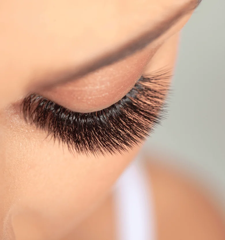 Un œil après extensions de cils
