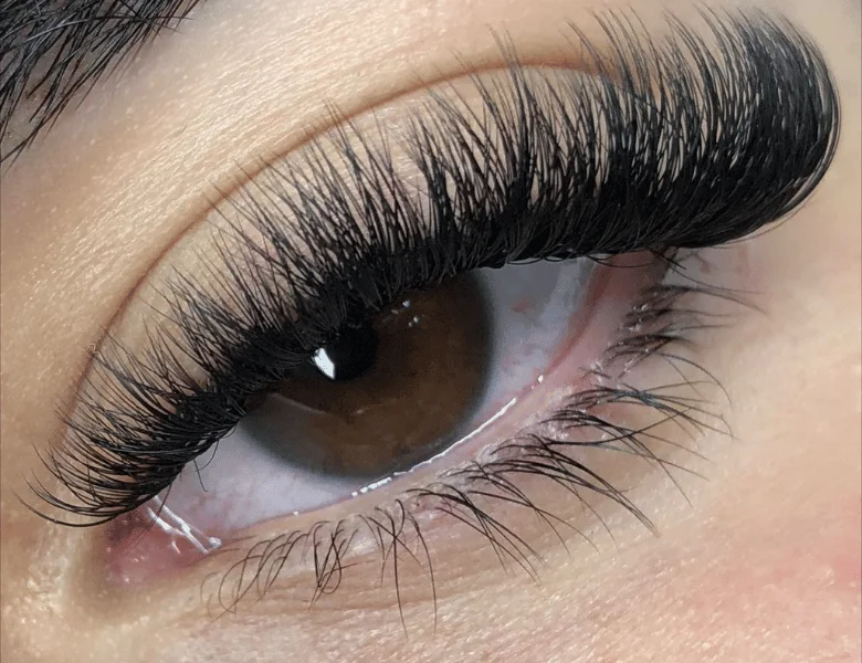 Un œil après extensions de cils